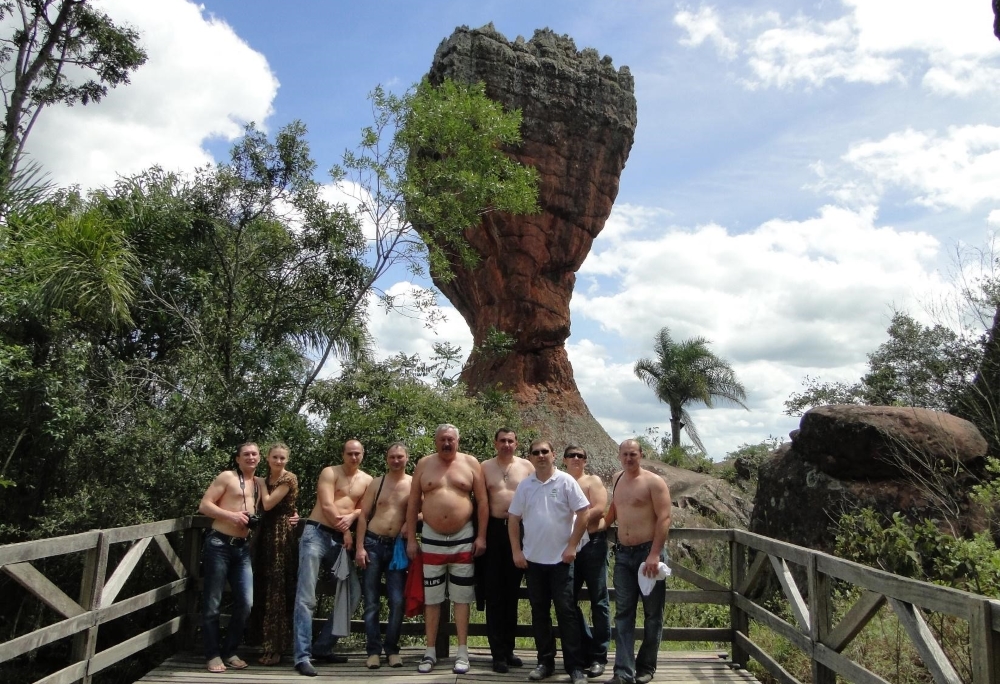 Клієнти Компанії Агромир в парку Vila Velha, Бразилія. Ерозія не щадить навіть каміння.