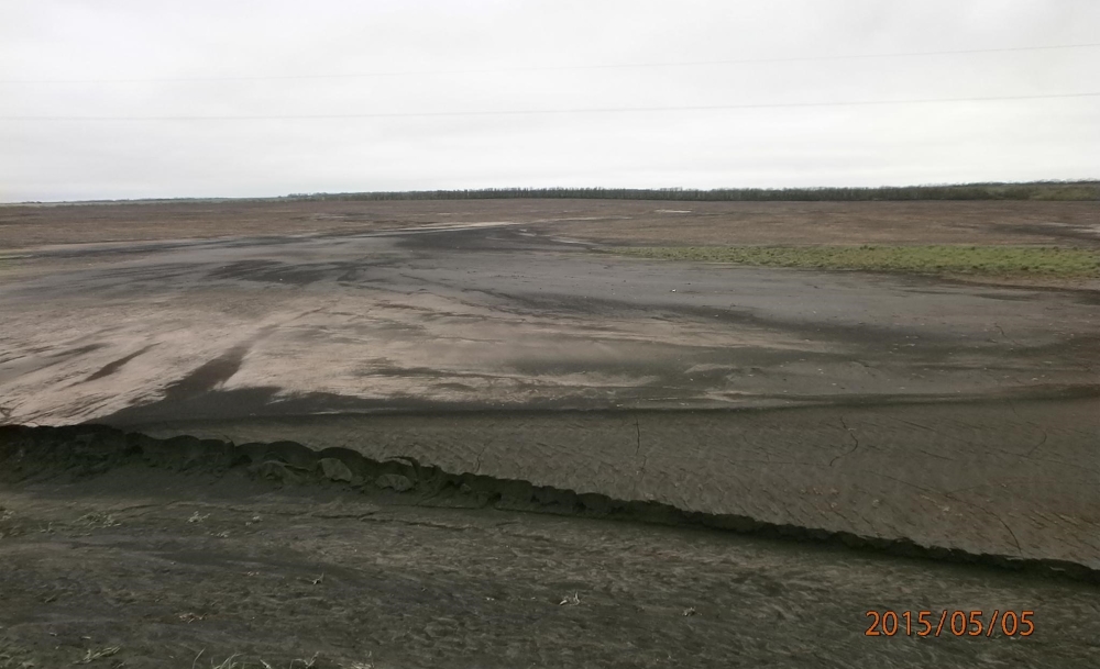 Обробіток грунту - причина водної ерозії грунту на поле.